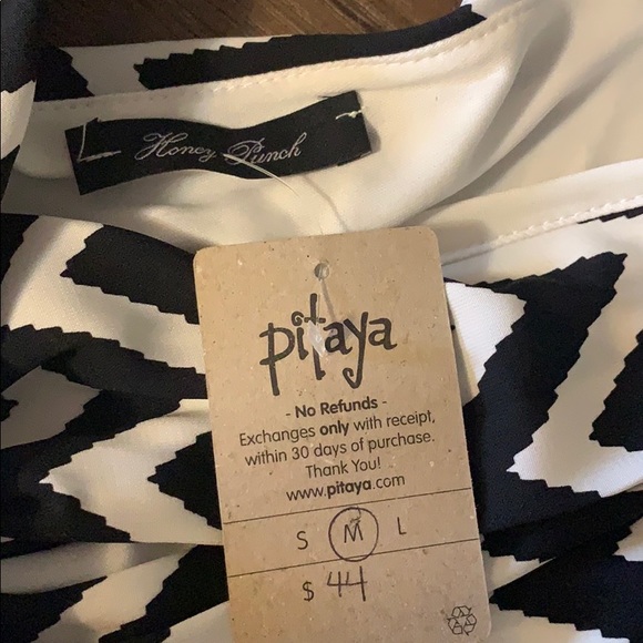 NWT Black and white romper size medium. - Picture 3 of 4